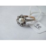 A pearl set ring in 9ct, 3.1g, size O