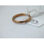 A 22ct gold wedding band with faceted decoration, 2.8g size J