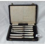 A box set of six tea knives with MOP handles – Sheffield 1925