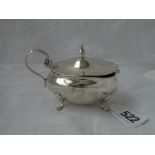 An oval mustard pot on pad feet – Sheffield 1901, 82g excluding liner