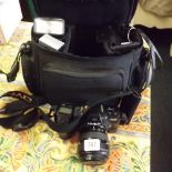 A MINOLTA 35MM CAMERA WITH LENSE, FLASH GUN & CARRYING CASE