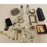 BAG CONTAINING VARIOUS PLATED WARE & COINS