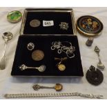 A WHITE METAL CARD BOX CONTAINING VARIOUS COSTUME JEWELLERY, SILVER LINK BRACELET & TWO POWDER