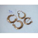 Two pairs of hoop earrings in 9ct - 2.2gms