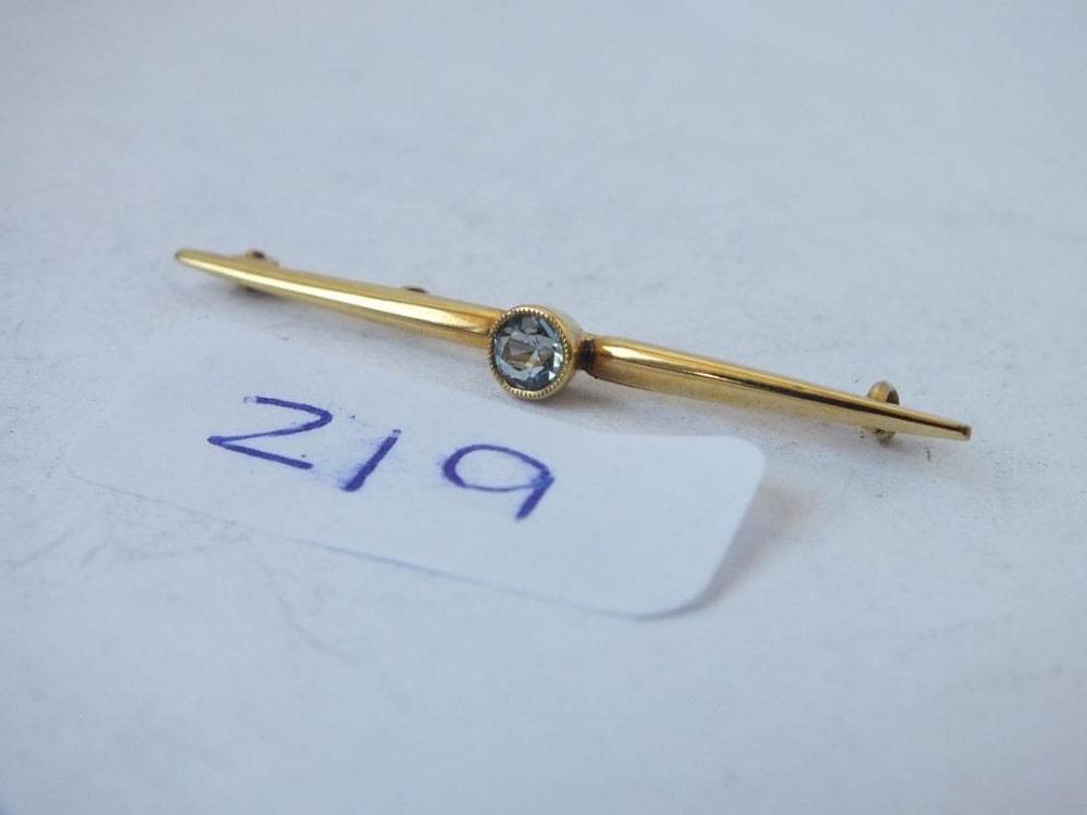 Single high carat/aquamarine bar brooch - 0.9gms