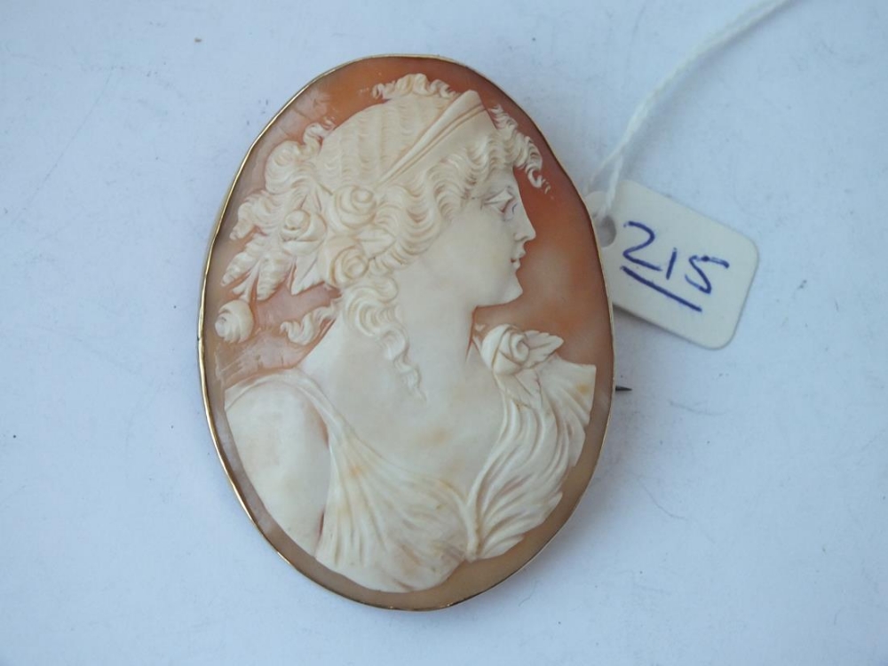 Large 9ct gold mounted cameo brooch - 13.3gms