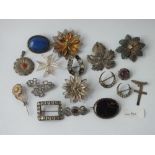 A bag of silver brooches - 111gms