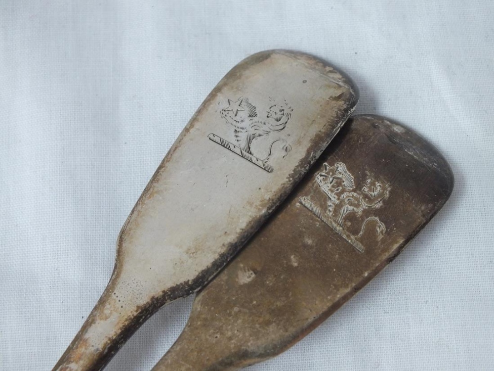 Pair of Georgian fiddle pattern crested table spoons - 1834 by JW - 157gms - Image 2 of 3