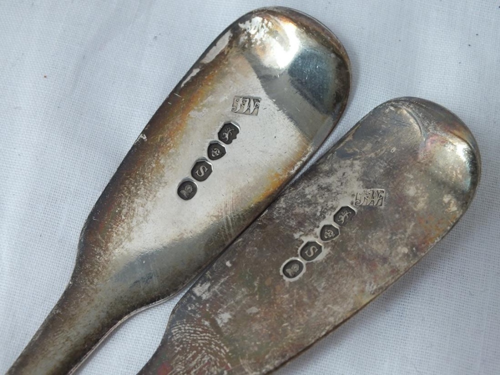 Pair of Georgian fiddle pattern crested table spoons - 1834 by JW - 157gms - Image 3 of 3