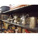 SHELF OF VARIOUS WATER JUGS, COFFEE POTS & OTHER METALWARE