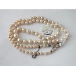 Single row of graduated pearls with safety chain