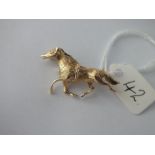 Stamped prancing horse brooch in 9ct - 34 x 20 mm - 4.3gms