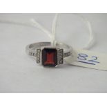 9ct white gold garnet & diamond ring - size P