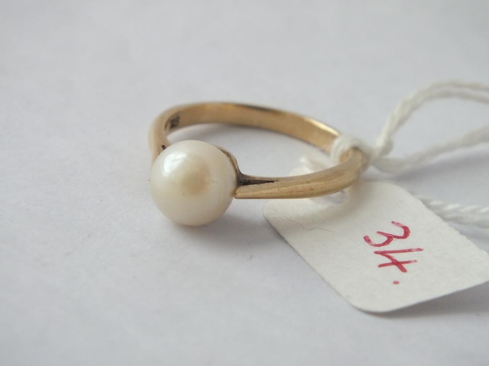 Solitaire pearl ring set in 9ct - size M - 2.6gms - Image 2 of 2