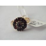 Attractive garnet cluster ring in 9ct - size L - 4.2gms