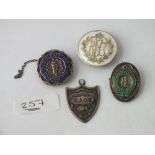 Two WWI medals & badges