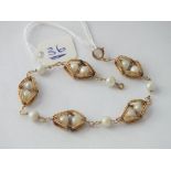 Attractive pearl mounted bracelet set in 9ct- 11.5gms