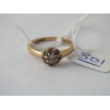 Gold daisy head ring in 9ct - size P - 2.5gms