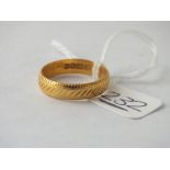 Good fancy wedding band in 22ct gold - size P - 4.8gms