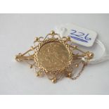 A St George 1979 brooch in 9ct - 5.2gms