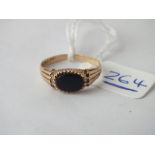 Onyx ring in 9ct - size N - 1.8gms