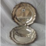 Good pair of early Victorian dinner plates with applied crest and reeded and ribbon border 10"