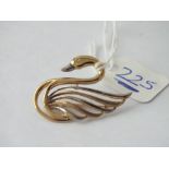 A brooch in the form of a swan in 9ct - 2.1gms