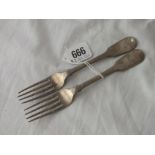 Pair of Irish crested dessert forks - Dublin 1833 by PW - 89gms