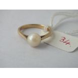 Solitaire pearl ring set in 9ct - size M - 2.6gms