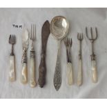 Pierced serving spoon, butter knife & 7 MOP handled items