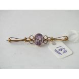 Oval amethyst brooch in 9ct gold mount - 2.5gms