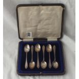Five boxed teaspoons - 1907 by JR and another plated