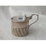 Late Victorian and part fluted mustard pot - Chester 1900 - 55g. No liner