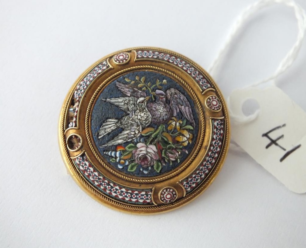 ANTIQUE MICROMOSAIC 18ct GOLD BROOCH DEPICTING 2 LOVING DOVES - 33mm diameter - 11.3gms