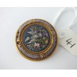 ANTIQUE MICROMOSAIC 18ct GOLD BROOCH DEPICTING 2 LOVING DOVES - 33mm diameter - 11.3gms