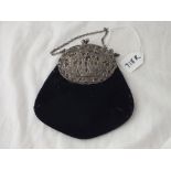 A velvet purse with large oval silver mount - London 1906 by SJ