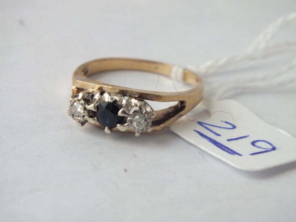 Three stone diamond & sapphire ring - size O - 3.6gms