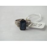 Oblong sapphire and diamond ring in 14ct gold size N 5.3g