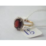 Oval garnet & diamond cluster ring set in 9ct - size N - 1.8gms