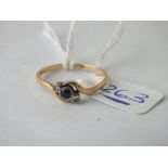 Sapphire & diamond 3 stone ring in 18ct gold - size P - 2gms