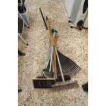 A BUNDLE OF GARDEN TOOLS INCL; RAKES & BRUSHES & SMALL FORKS