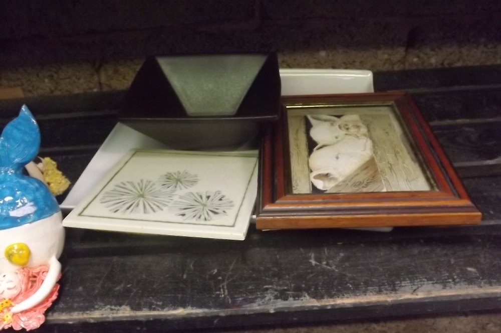 SHELF WITH JOY DAVIS POTTERY BATHROOM ORNAMENTS & LARGE REDWOOD JEWEL CASKET BY ASTON GERARD, TEA - Image 2 of 2