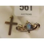 A 9ct GOLD SMALL PENDANT CROSS & A DECORATIVE 9ct GOLD & OPAL BROOCH