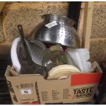 SMALL CARTON OF KITCHEN ITEMS INCL: COLANDER & BLENDER JUGS