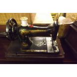 SINGER SEWING MACHINE WITH CASE