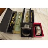 A QTY OF LADIES & GENTS WATCHES IN GILT & WHITE METAL - SOME IN BOXES