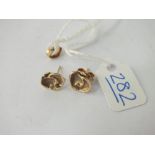 A pair of gold earrings in 9ct - 1.4gms