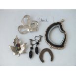 A bag of assorted jewellery incl. silver horseshoe brooch