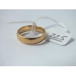 A wedding band in 9ct - size q - 4.4gms