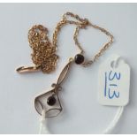 A garnet drop pendant necklace in 9ct - 2.6gms